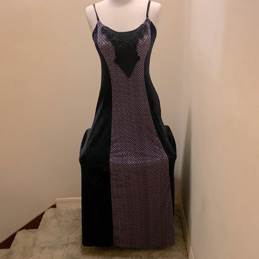 I’m selling this midevil dress that has been worn twice